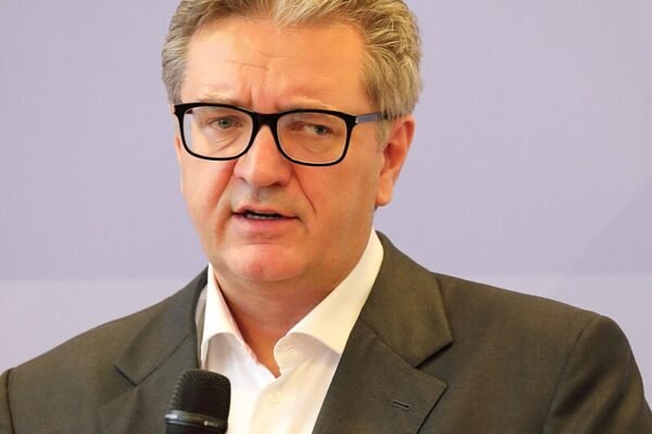 Stadtrat Hacker ignoriert Mindestsicherungsskandal in Wien – Familie erhält 9000 Euro Mindestsicherung